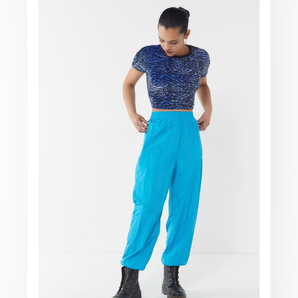UO Kaleo Velour Short Sleeve Cropped Top - Picture 3 of 15